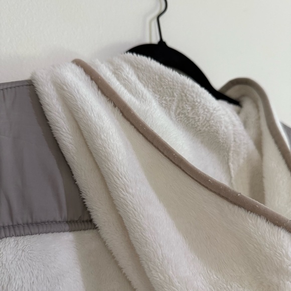 Women’s LThe North Face Women's White and Gray Teddy Jacket: adventure outdoors - Picture 12 of 14